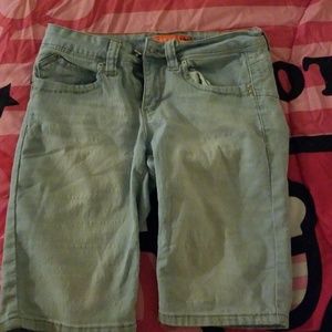 Butt lifting Bermuda shorts